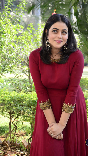 Poorna, multilingual actress, blushes HD phone wallpaper
