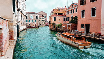 que view of Venice's canals with charming architecture and traditional boat. HD wallpaper