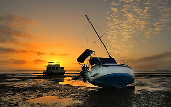 Shipwreck on the horizon, sea, boat, golden sky, shipwreck, clouds, sun set, ocean HD wallpaper