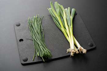 Chives vs green onions, Scallions, Difference, Comparison HD wallpaper