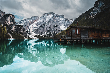 Lake, wooden house, reflections, mountain, nature HD wallpaper