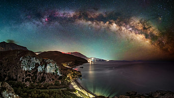 Milky Way Arch Over Coastal Paradise Crete Griechenland, coastal, sea, ocean, sky, stars, star, mountains, mountain, nature HD wallpaper
