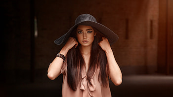 Pretty woman, big hat, brunette HD wallpaper