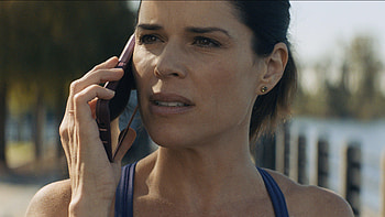Horror accident, Neve Campbell's encounter, Film set dangers, Bear attack HD wallpaper
