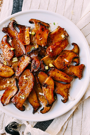 Soy butter glazed mushrooms, King oyster variety, Asian-inspired dish, Savory flavors HD phone wallpaper