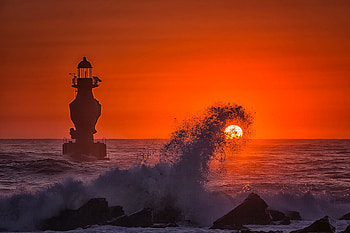 Crash....Got It, lighthouse, waves, crash, sky, nature, sun, rocks, beauty HD wallpaper