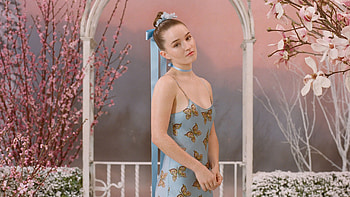Stunning Beauty Kaitlyn Dever Girl Model Is Posing For A hoot Wearing Light Blue Dress Girls HD wallpaper