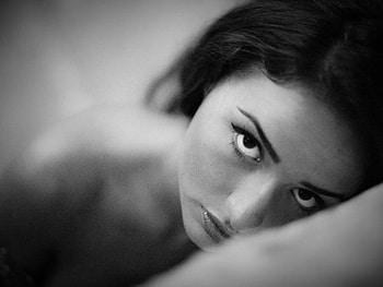 hiding..., sad, white, black, hide HD wallpaper