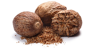 Whole nutmeg spice, Ground nutmeg powder, Nutmeg product, Quality spice purchase HD wallpaper