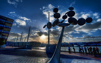 sculpture at auckland harbor r, city, sculpture, sky, r, waterfront, harbor HD wallpaper