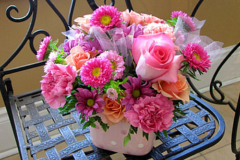 Bouquet of fresh flowers, chair, beauitiful, bouquet, gift, daisies, nice, delicate, roses, vase, fresh, summer, gerberas, tender, still life, pink, pretty, freshness, flowers, lovely HD wallpaper
