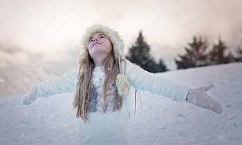Girl Wearing Cap Gloves Snow Playing, snow, cap, gloves, graphy HD wallpaper