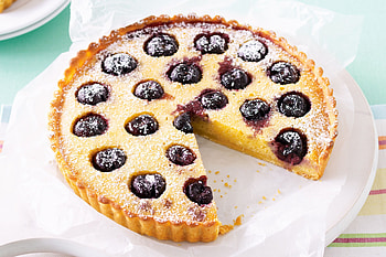 Cherry almond tart, Sweet and tangy dessert, Bursting with flavor, Nutty undertones HD wallpaper
