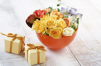 Bowl of flowers, delecate, plants, boxes, buds, gift, nice, rose, petals, blossoms, bud, roses, soft, gifts, tender, box, pretty, yellow, nature, flowers, lovely, bowl, blooms HD wallpaper