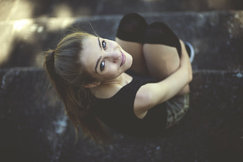 Brunette Smilling Looking Behind At Viewer , girls, model, smiling, cute HD wallpaper