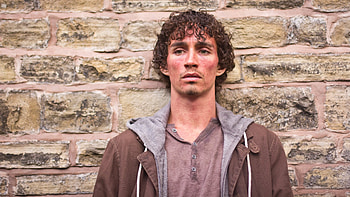 Interview with The Messenger star Robert Sheehan, Candid conversation, Acting process, Fascinating insights HD wallpaper