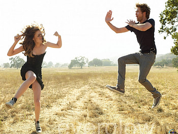 Kristen Stewart and Robert Pattinson jumping, stewart, pattinson, robert, kristen HD wallpaper