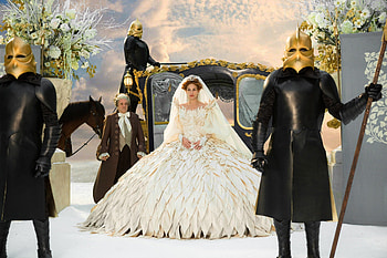 Julia Roberts as The Queen, golden, white, black, julia roberts, mirror mirror, girl, people, actress, dress, beauty, woman, flower, movie, queen, carriage HD wallpaper