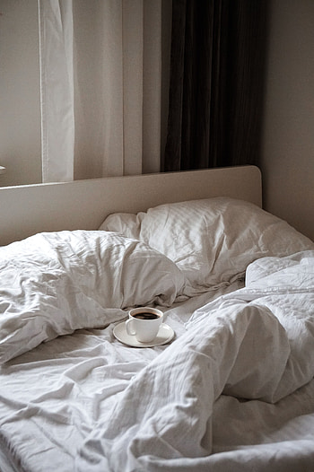 Coffee, Miscellanea, Miscellaneous, Cup, Bed, Cushions, Pillows HD phone wallpaper