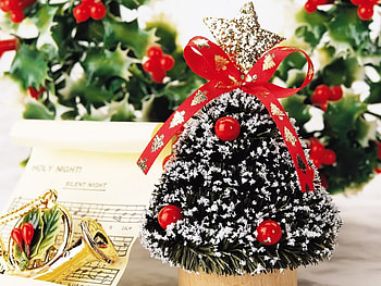 Little Christmas tree, balls, lights, christmas tree, new year HD wallpaper