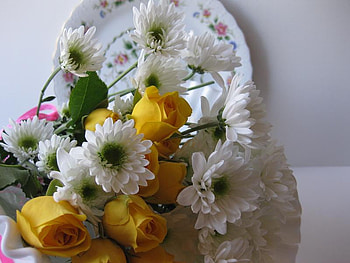 still life, bouquet, flowers, plate HD wallpaper
