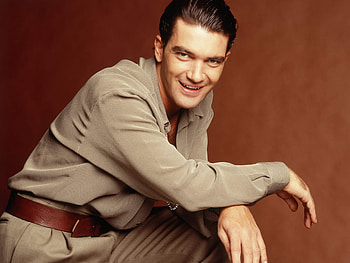 Antonio Banderas, great beige suit, smile, actor, cute, male HD wallpaper