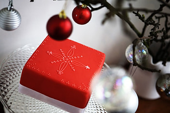 ๑๑ Tempting cake ๑๑, holidays, white, entertainment, balls, cake, fashion, season, love, christmas, red, silver, tempting, forever HD wallpaper