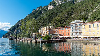 Kleiner Hafen in Riva del Garda, Italian charm, Tranquil escape HD wallpaper