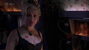 Curse of Chucky Jennifer Tilly | Jennifer Tilly Bride of Chucky Scene HD wallpaper