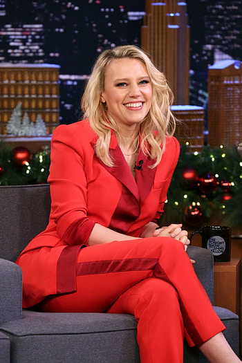 Adoring Kate McKinnon, Tonight Show HD phone wallpaper