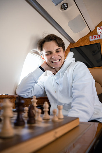 Oscar Piastri Relaxing with Chess – HD phone wallpaper