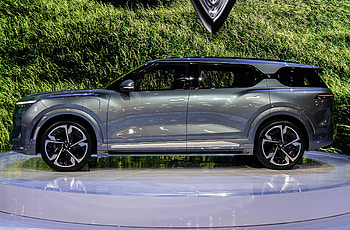 VinFast electric SUVs, Sustainable mobility, Green transportation, Eco-friendly future HD wallpaper