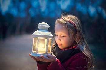 Lantern Dazzling , little girl, holidays, in night, light, dazzling, lantern, blessed HD wallpaper