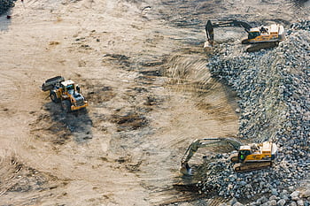 Aerial shot of heavy machinery working on a construction site in Dubai. HD wallpaper