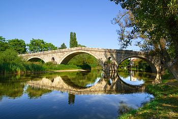 Old stone bridge and reflection, old, architecture, reflection, graphy, stone, bridges, water, calm HD wallpaper