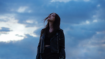 Girls Closed Eyes Relaxing Looking At Sky , girls, model HD wallpaper