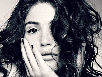 Gemma Arterton, white, black, femeie, girl, actress, woman, face, freckles HD wallpaper
