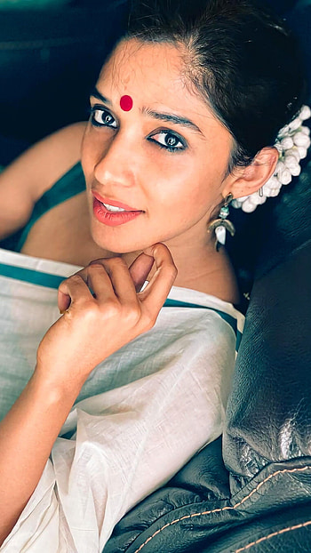 Nyla usha, mallu actress HD phone wallpaper