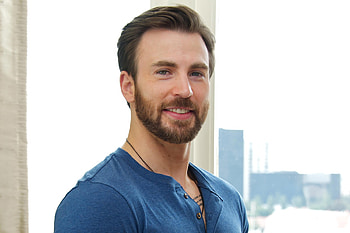 Chris Evans, Smiling , Captivating , Actor's charisma HD wallpaper