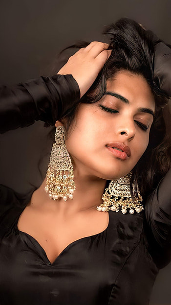 Divi vaidhyanathan, telugu actress HD phone wallpaper