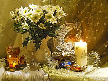 Beautiful moment, golden, ornaments, other, soft, stars, beauty, candy, still life, holiday, abstract, candle, light, flowers HD wallpaper