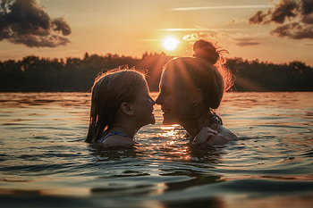 Mother and child, sea, john wilhelm, girl, copil, summer, mother, water, child, vara HD wallpaper
