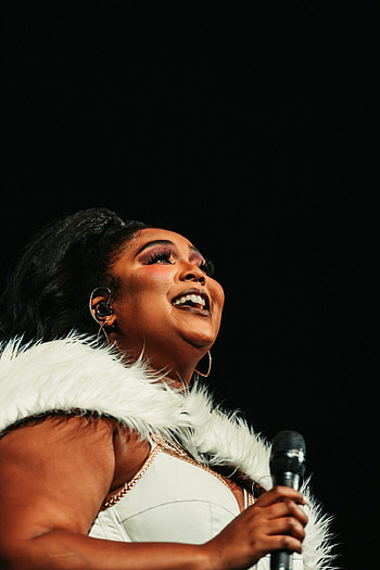 Lizzo HD phone wallpaper