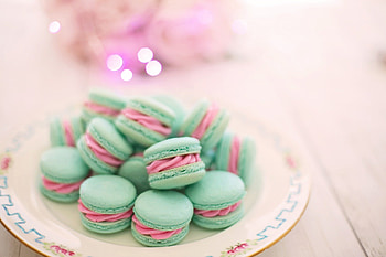 Macaroons, green, sweet, pink, macaroon, dessert, macaron, food HD wallpaper
