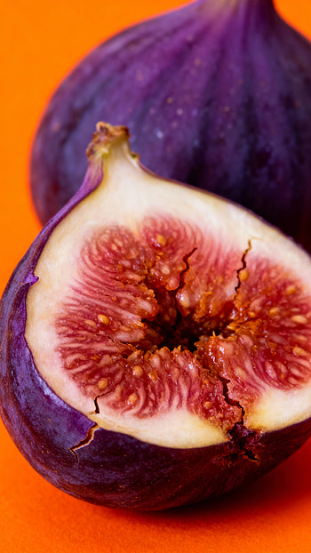 Juicy Fig on Orange — , fruit HD phone wallpaper
