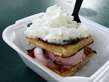 ice cream on walfer, sweet, walfer, food, ice cream, cream HD wallpaper