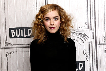 Smile, beautiful, Kiernan Shipka HD wallpaper
