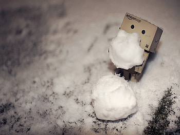 Danbo Making A SnowMan, danbo, cute, robot HD wallpaper