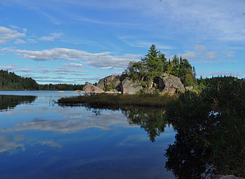 Island Of Rock, graphy, Forest, Trees, Nature, Reflections, Lake, Clouds, Sky HD wallpaper