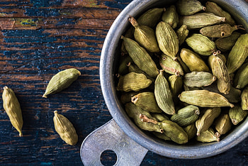 Cardamom used for, Culinary applications, Flavor enhancer, Aromatic spice HD wallpaper